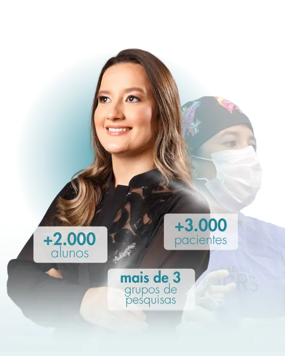 imagem da dra elaine coelho olhando pra cima de braços cruzados