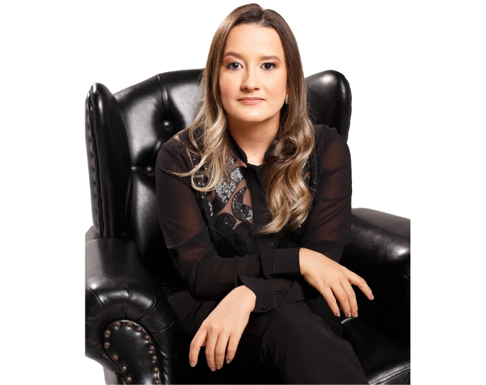 elaine sentada numa poltrona